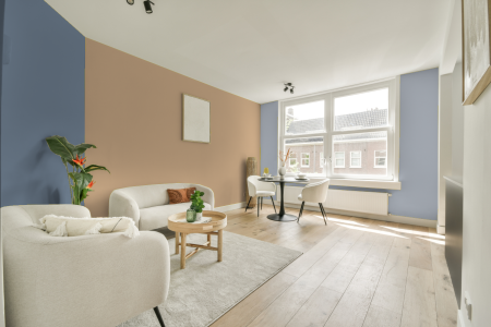 kamer in kleur Ppg1089-4 met designkleuren op de wanden