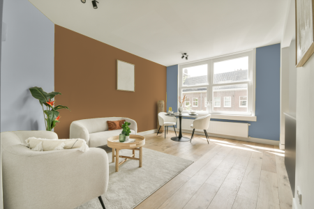 kamer in kleur Ppg1090-6 met designkleuren op de wanden