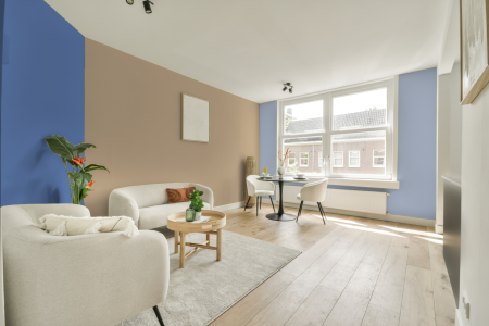 kamer in kleur Ppg1094-3 met designkleuren op de wanden