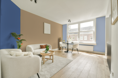 kamer in kleur Ppg1094-4 met designkleuren op de wanden