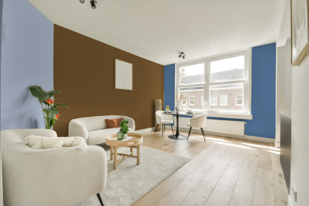 kamer in kleur Ppg1095-7 met designkleuren op de wanden