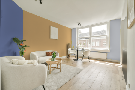 kamer in kleur Ppg1106-3 met designkleuren op de wanden