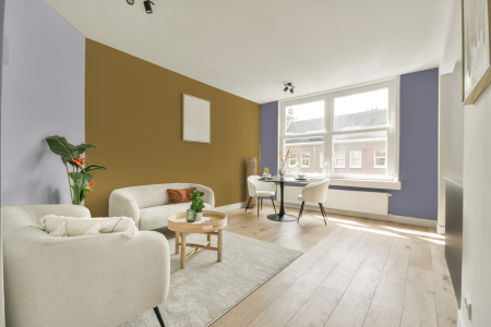 kamer in kleur Ppg1108-7 met designkleuren op de wanden