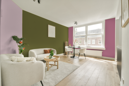 kamer in kleur Ppg1118-7 met designkleuren op de wanden