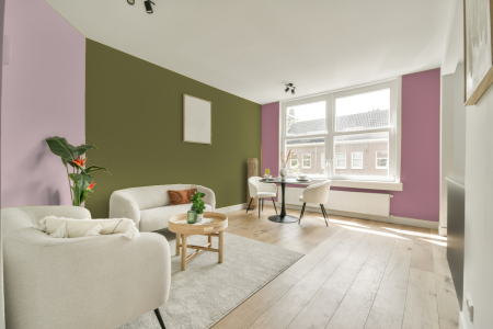 kamer in kleur Ppg1119-7 met designkleuren op de wanden