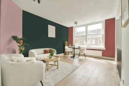 kamer in kleur Ppg1138-7 met designkleuren op de wanden