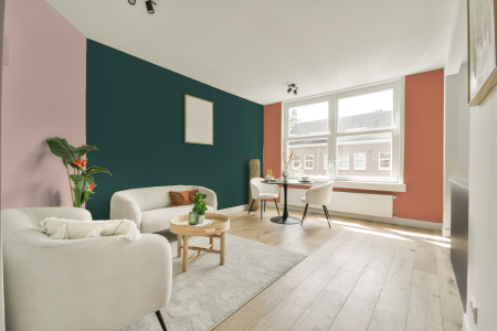 kamer in kleur Ppg1144-7 met designkleuren op de wanden