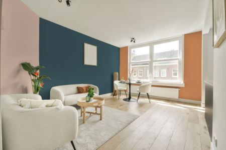 kamer in kleur Ppg1149-6 met designkleuren op de wanden