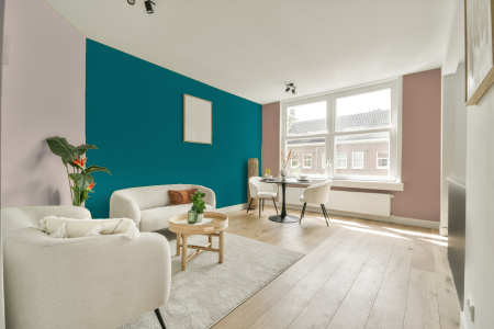 kamer in kleur Ppg1150-6 met designkleuren op de wanden