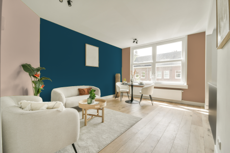 kamer in kleur Ppg1152-7 met designkleuren op de wanden