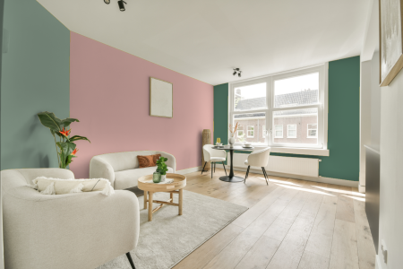 kamer in kleur Ppg1189-3 met designkleuren op de wanden