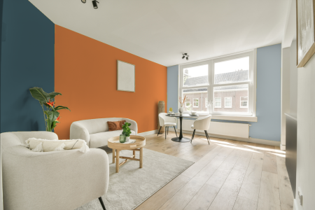 kamer in kleur Ppg1197-6 met designkleuren op de wanden