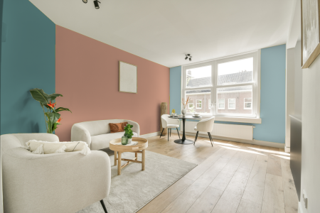 kamer in kleur Ppg1199-4 met designkleuren op de wanden