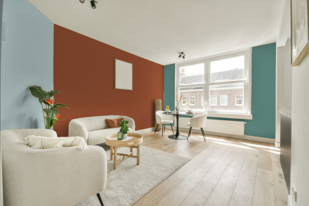 kamer in kleur Ppg1199-7 met designkleuren op de wanden