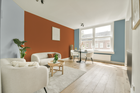 kamer in kleur Ppg1200-6 met designkleuren op de wanden