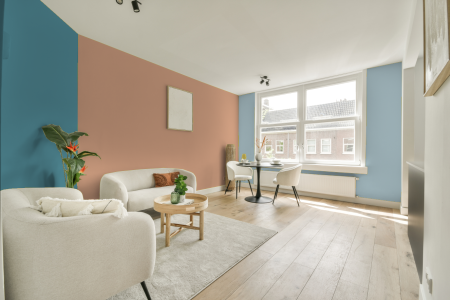 kamer in kleur Ppg1201-4 met designkleuren op de wanden