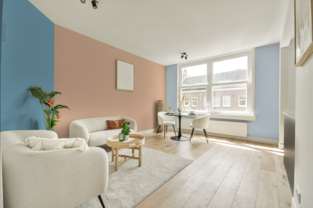 kamer in kleur Ppg1202-4 met designkleuren op de wanden