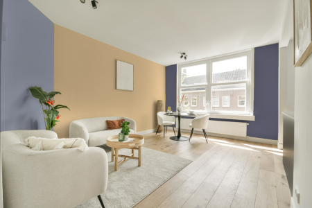 kamer in kleur Ppg1204-4 met designkleuren op de wanden