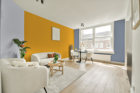 kamer in kleur Ppg1205-7 met designkleuren op de wanden