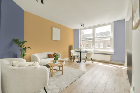 kamer in kleur Ppg1210-4 met designkleuren op de wanden