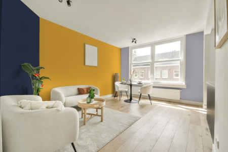 kamer in kleur Ppg1211-7 met designkleuren op de wanden