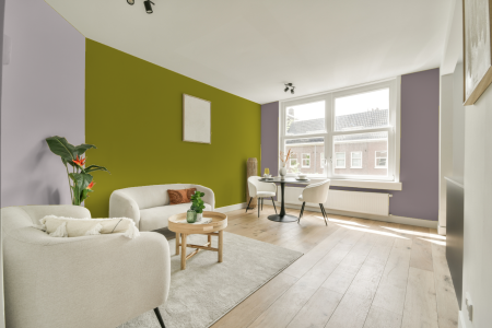 kamer in kleur Ppg1219-7 met designkleuren op de wanden