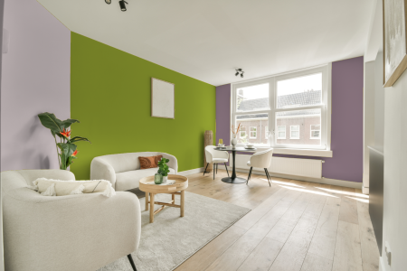 kamer in kleur Ppg1221-7 met designkleuren op de wanden