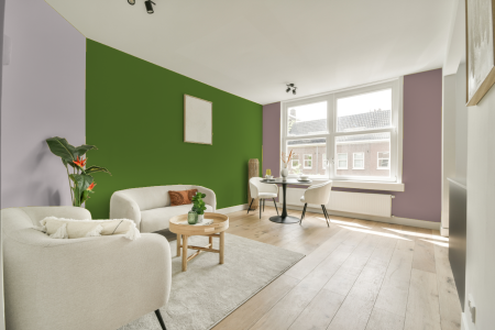 kamer in kleur Ppg1223-7 met designkleuren op de wanden