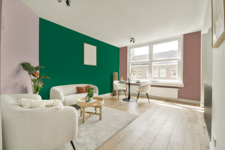 kamer in kleur Ppg1228-7 met designkleuren op de wanden