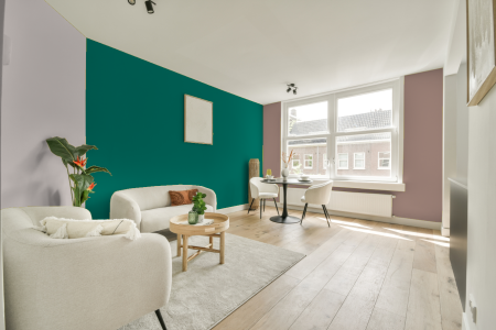 kamer in kleur Ppg1231-7 met designkleuren op de wanden