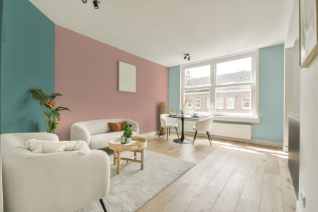 kamer in kleur Ppg18-15 met designkleuren op de wanden