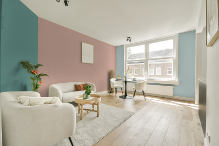 kamer in kleur Ppg18-28 met designkleuren op de wanden