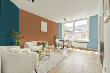 kamer in kleur E0.35.55 met designkleuren op de wanden