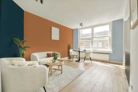 kamer in kleur E0.40.60 met designkleuren op de wanden