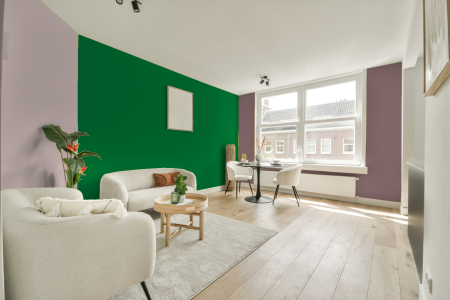 kamer in kleur L0.70.40 met designkleuren op de wanden