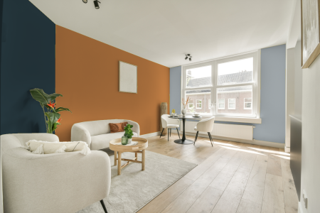 kamer in kleur E2.43.57 met designkleuren op de wanden