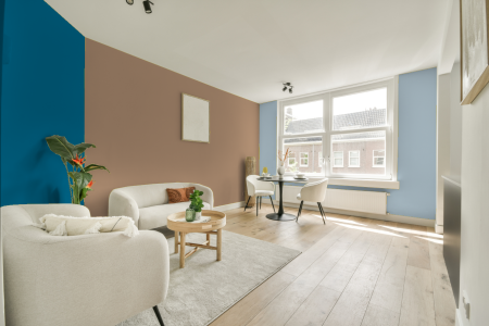 kamer in kleur E4.20.60 met designkleuren op de wanden