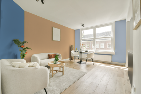 kamer in kleur E7.23.73 met designkleuren op de wanden