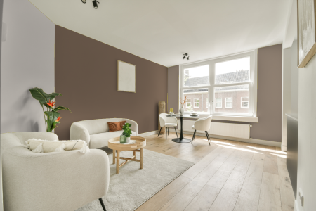 woonkamer met neutrale kleuren en 5545