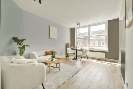 woonkamer met neutrale kleuren en Delicate bean