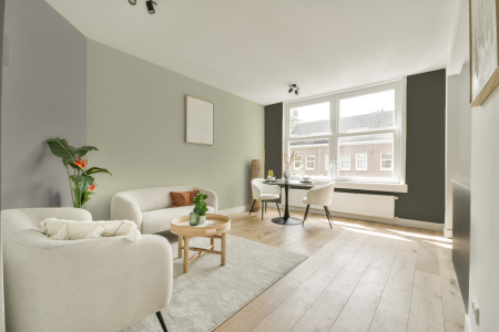 woonkamer met neutrale kleuren en Gentle pistache