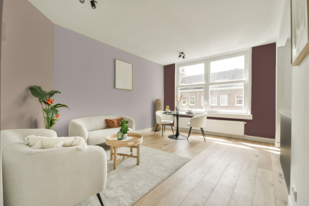 woonkamer met neutrale kleuren en Gentle plum