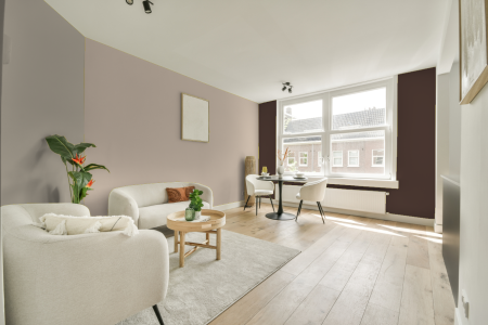 woonkamer met neutrale kleuren en Gentle umber