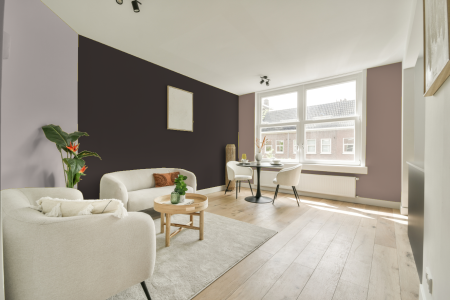 woonkamer met neutrale kleuren en Lush brown