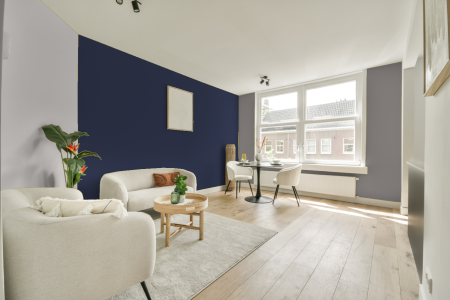 woonkamer met neutrale kleuren en Lush lavender