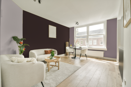 woonkamer met neutrale kleuren en Lush lilac