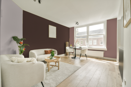 woonkamer met neutrale kleuren en Lush plum
