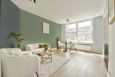 woonkamer met neutrale kleuren en Mild jade