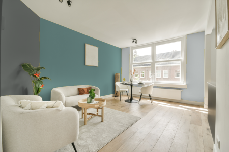 woonkamer met neutrale kleuren en Mild ocean