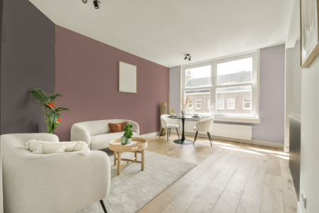 woonkamer met neutrale kleuren en Mild plum